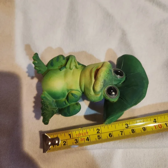 Frog Figurine with Lily Pad Vintage Garden Decor - Picture 7 of 8